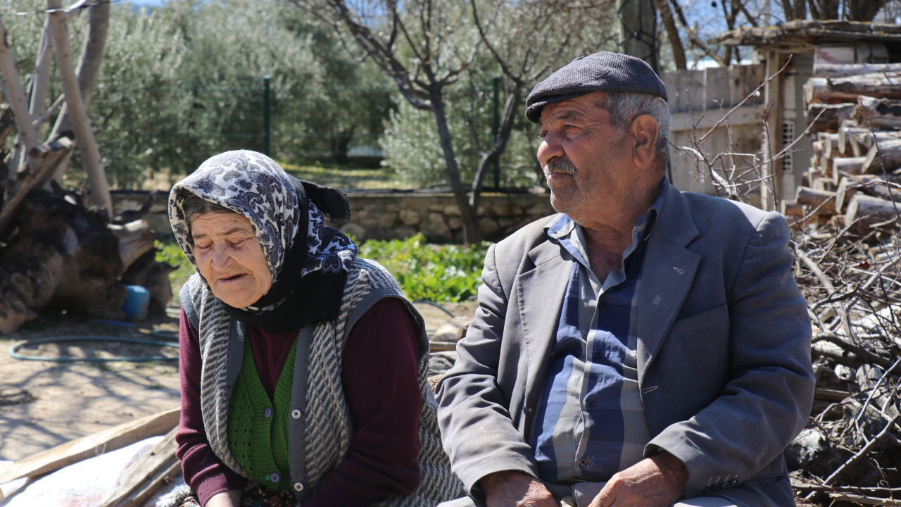 Denizli’de deprem sonrası yaşlı çift evlerinin önünde bekliyor