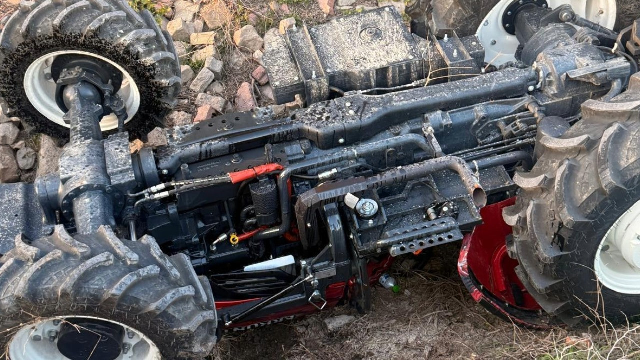 Devrilen traktörün altında hayatını kaybetti