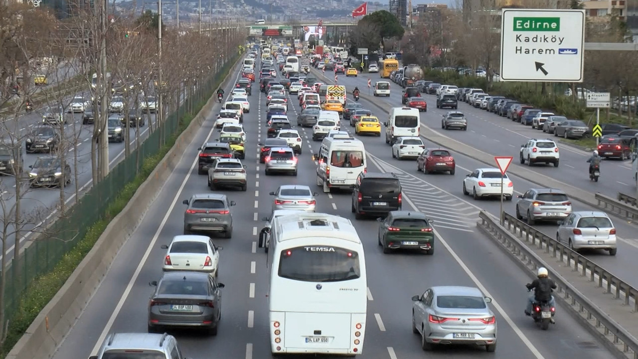 Haftanın ilk gününde İstanbul trafiği kilitlendi