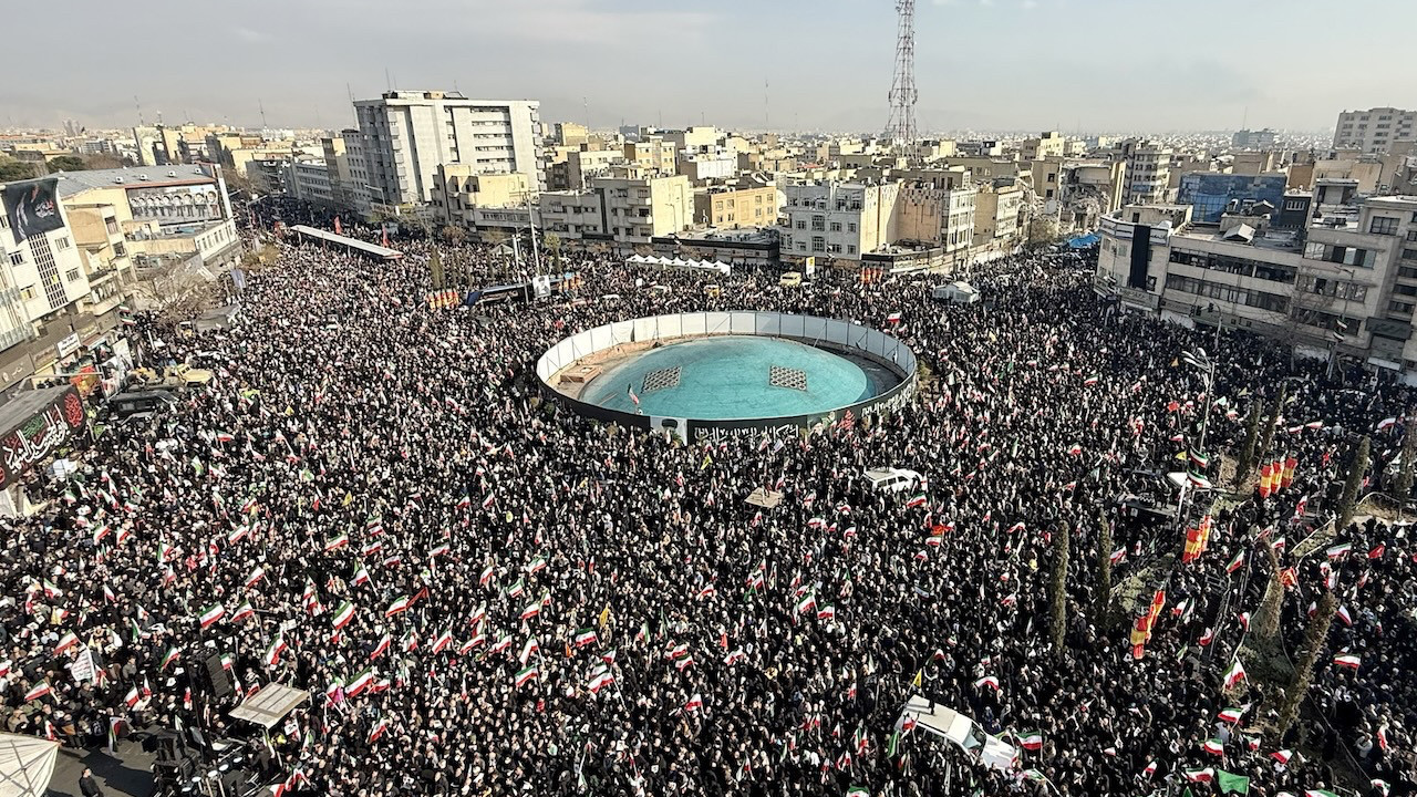 İranlılar Mücteba Hamaney için sokağa çıktı