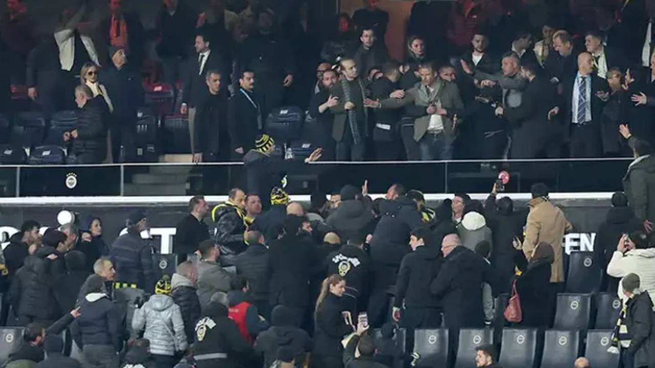 Kadıköy’de maç sonu gerilim: Yüksel Yıldırım ile tribünler arasında tartışma çıktı