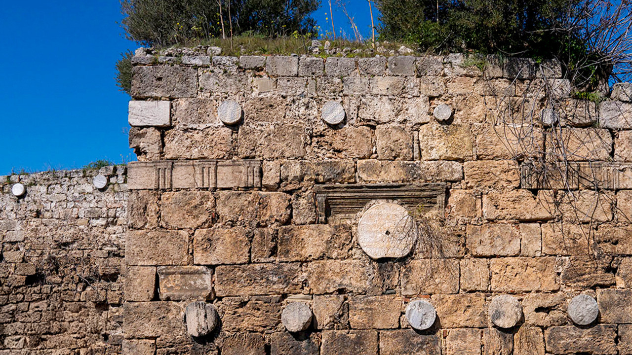 Kaleiçi’nin duvarlarında saklı 800 yıllık kitabe bulundu