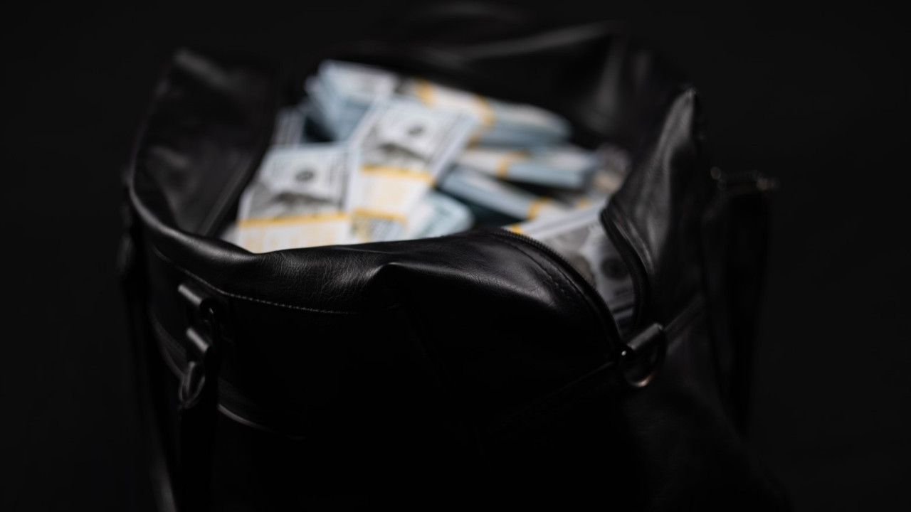 Para dolu çantayı yanlışlıkla bağışladılar