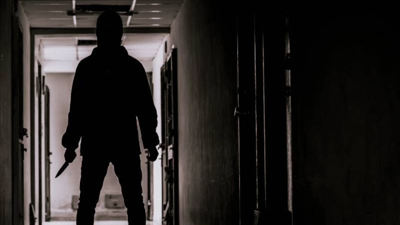 Soyunma odasına girip futbolcuyu bıçakladı: U20 maçında şok saldırı