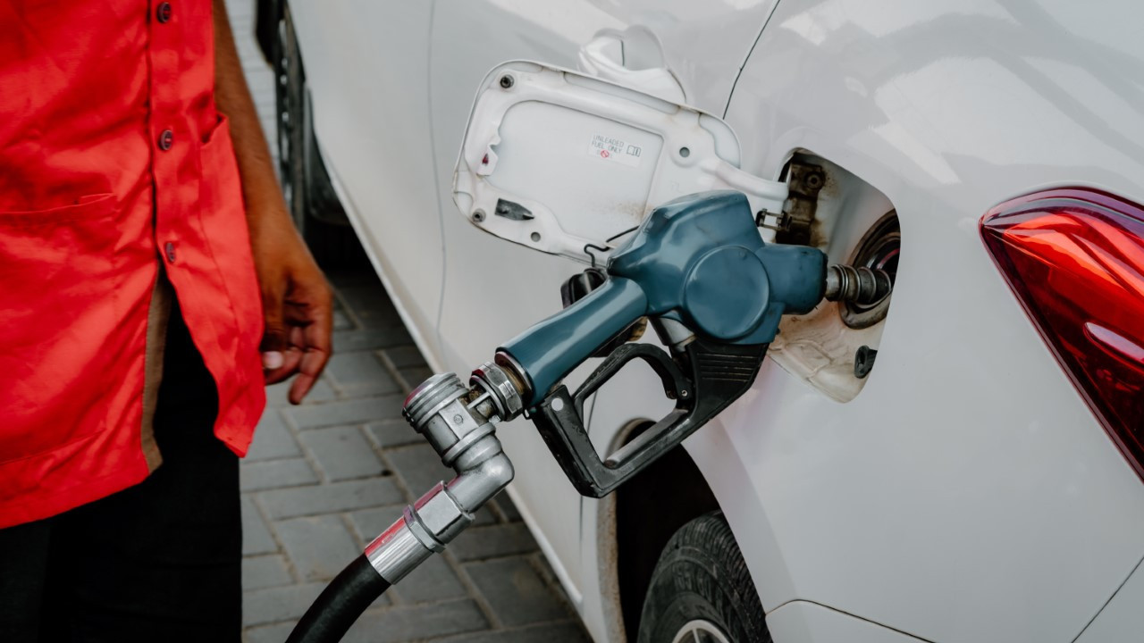 Ülkeyi yakıt krizi vurdu, okullar tatil edildi