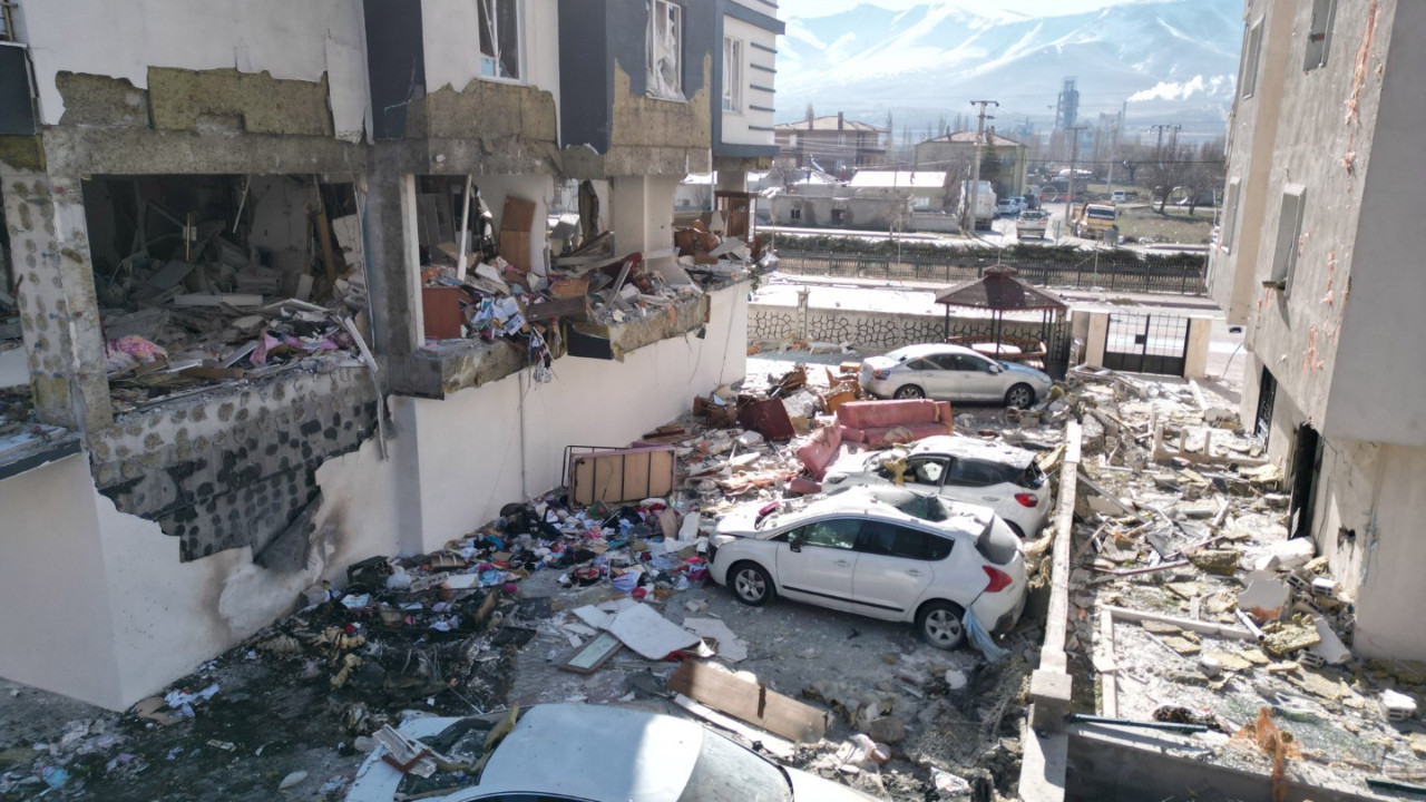 Apartmana füze düştü sandılar: Yıkım gün ağarınca anlaşıldı