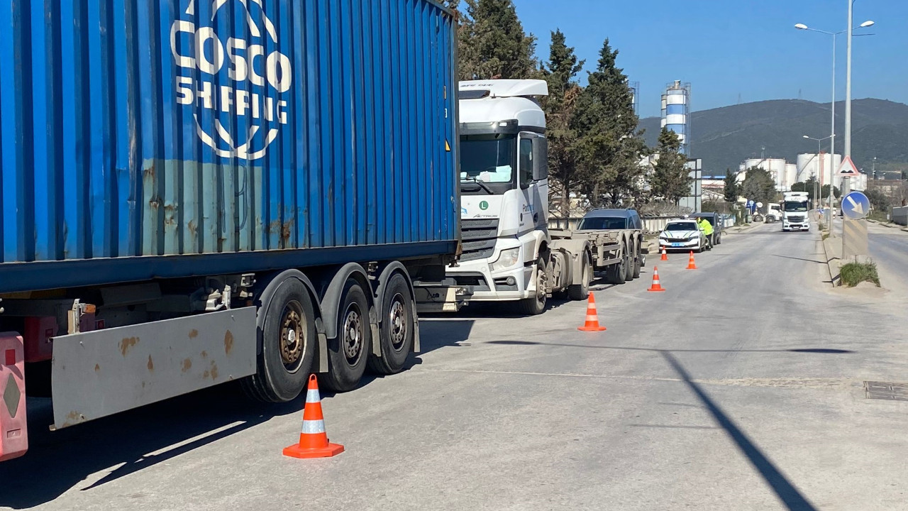 Aracını kontrol etmek için indi, 2 TIR'ın arasında öldü