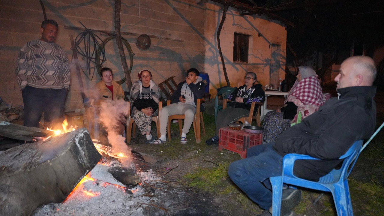 Deprem korkusuyla geceyi sokakta geçirdiler