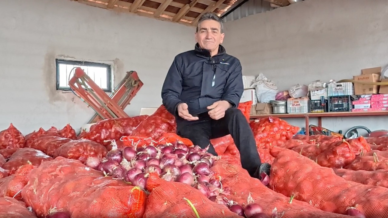 İsyan etti: 4 TL'ye almak istiyorlar, satamazsak çöpe atacağız