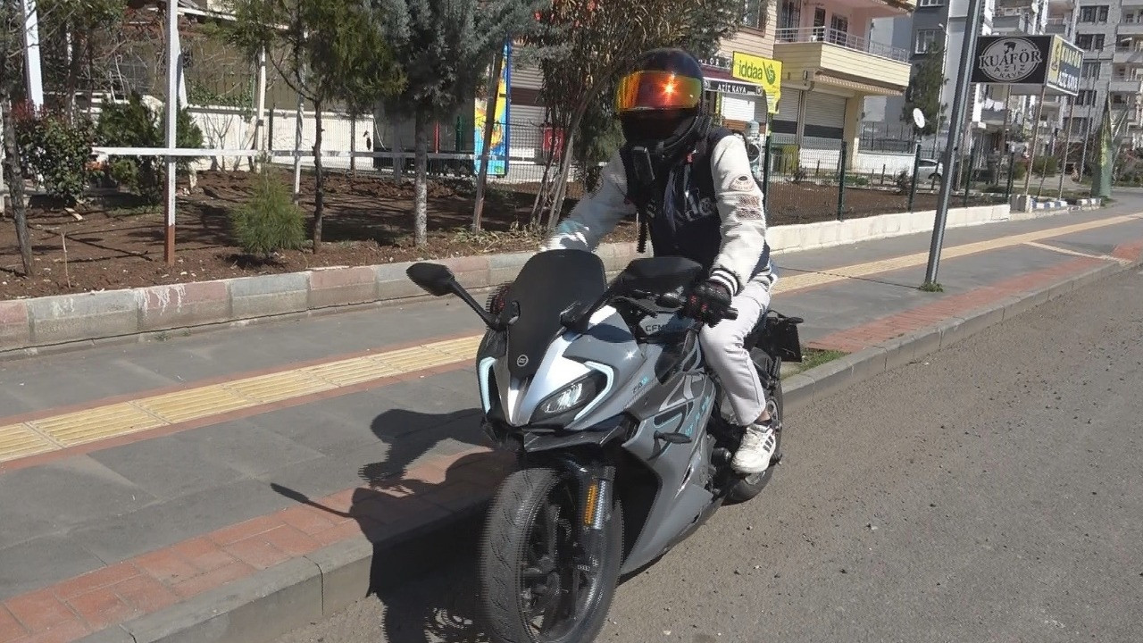 Motosiklet sürücüsüne 'emniyet kemeri takmamak' cezası