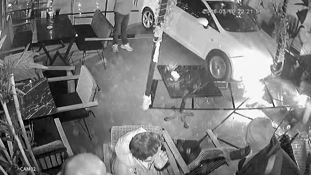 Otomobil kafeye daldı: 2 yaralı