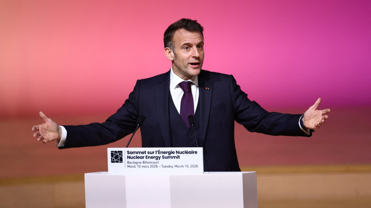 Sahnede Macron'a protesto şoku