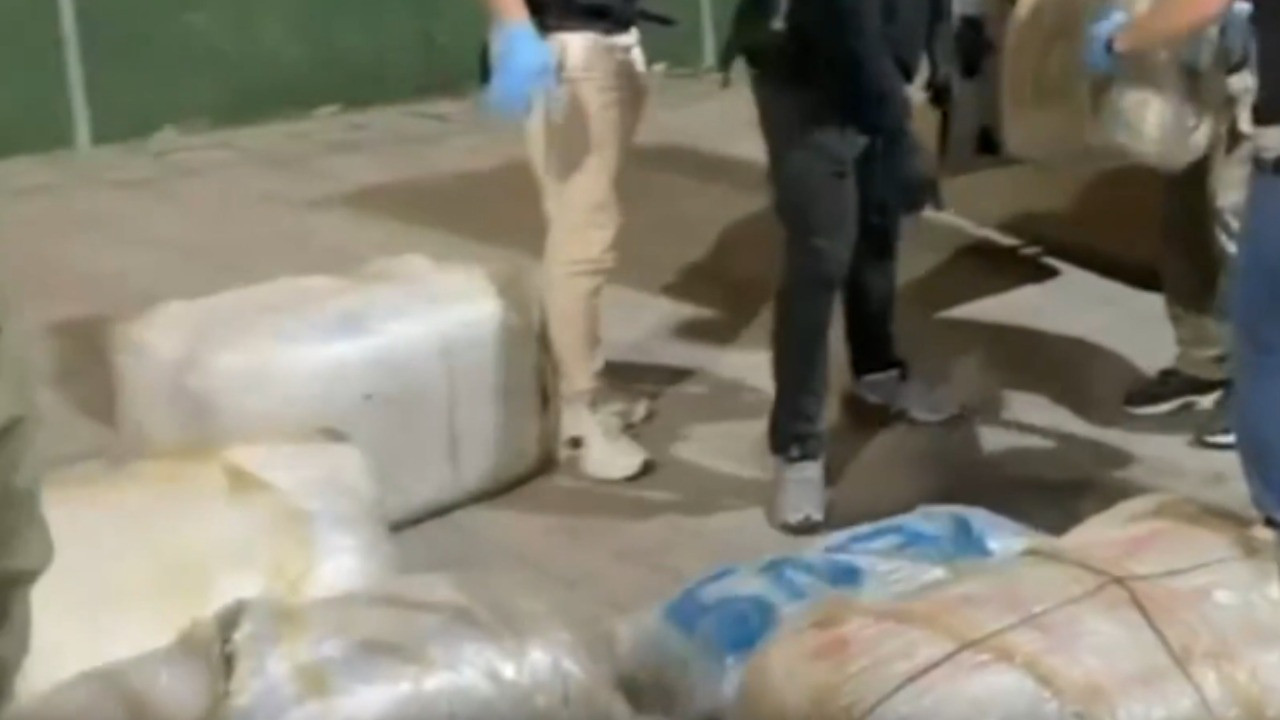 İzmir'de bir tondan fazla uyuşturucu ele geçirildi