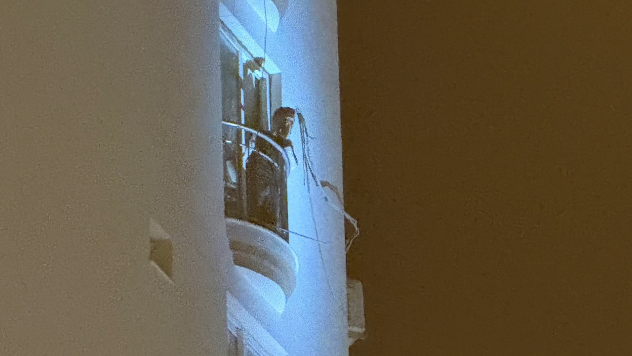 Elindeki kolonya şişesiyle dehşet saçtı