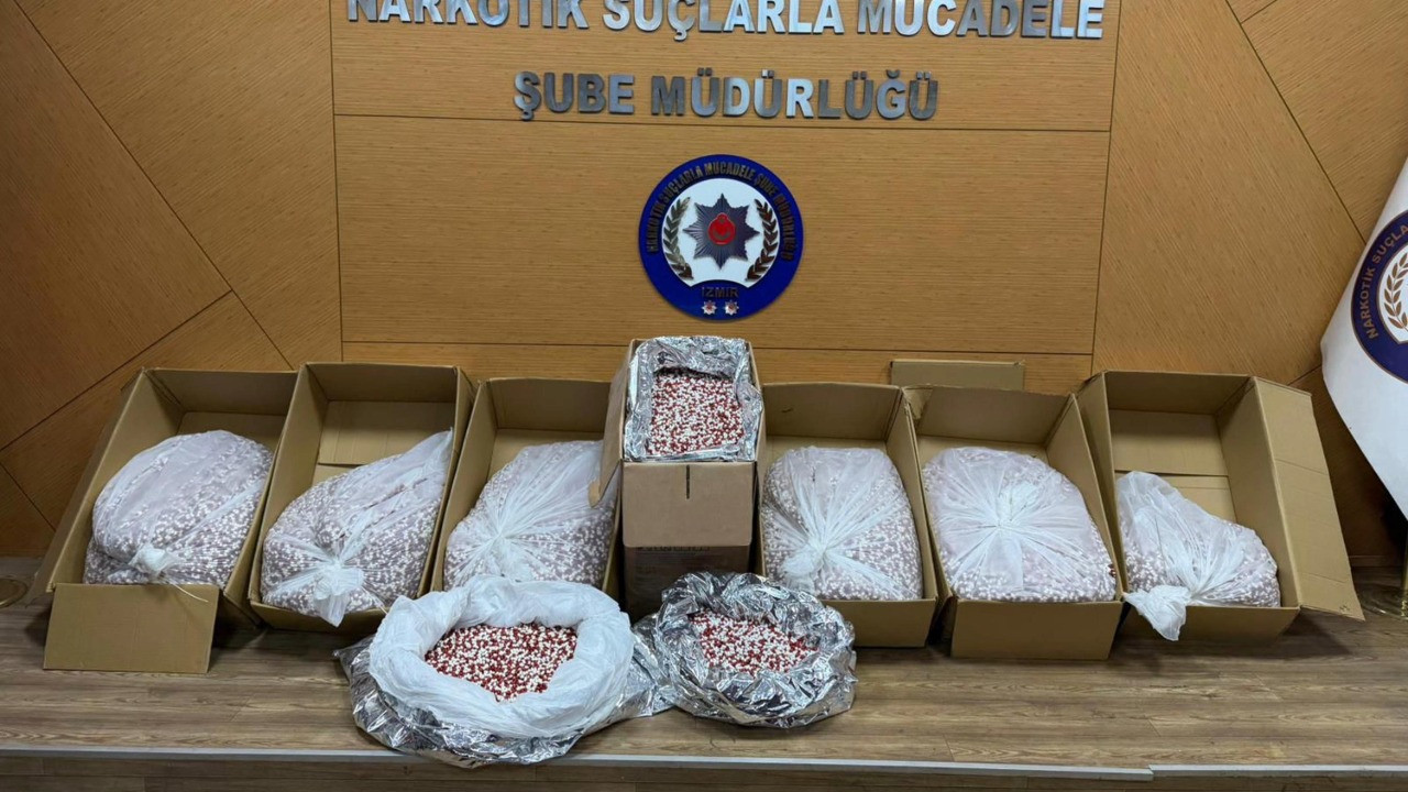 Evden yüz binlerce uyuşturucu hap çıktı