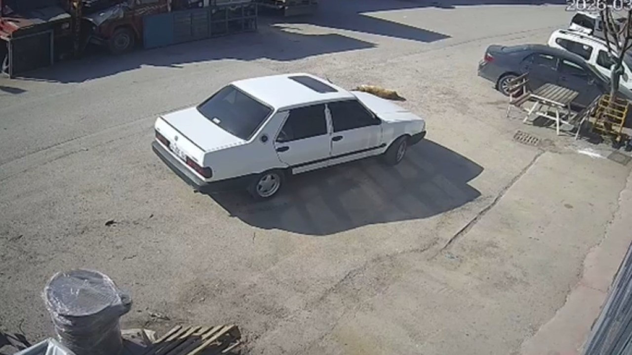 Ezip geçti, arkasına bakmadan uzaklaştı