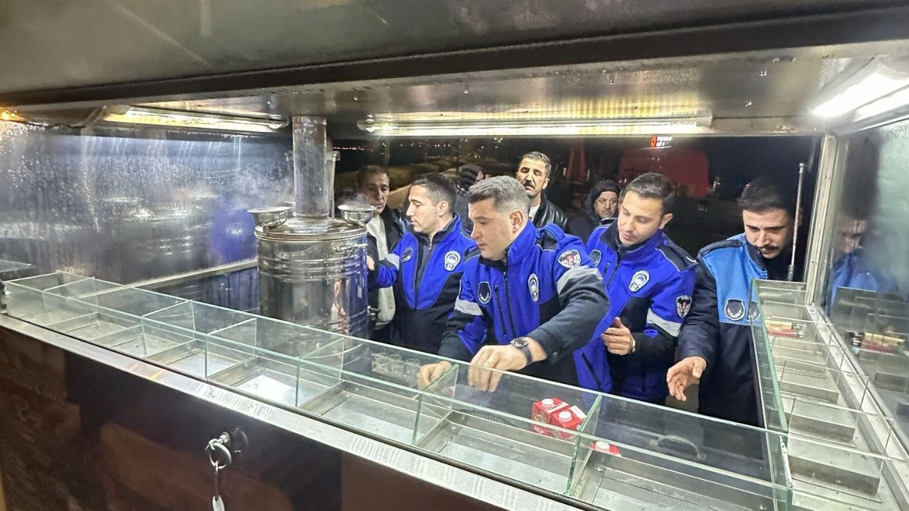 İki bardak çay 300 lira: Zabıta malzemelere el koydu