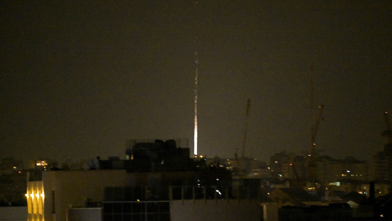 İran, İsrail'i ağır savaş başlığı taşıyan füzelerle vurdu