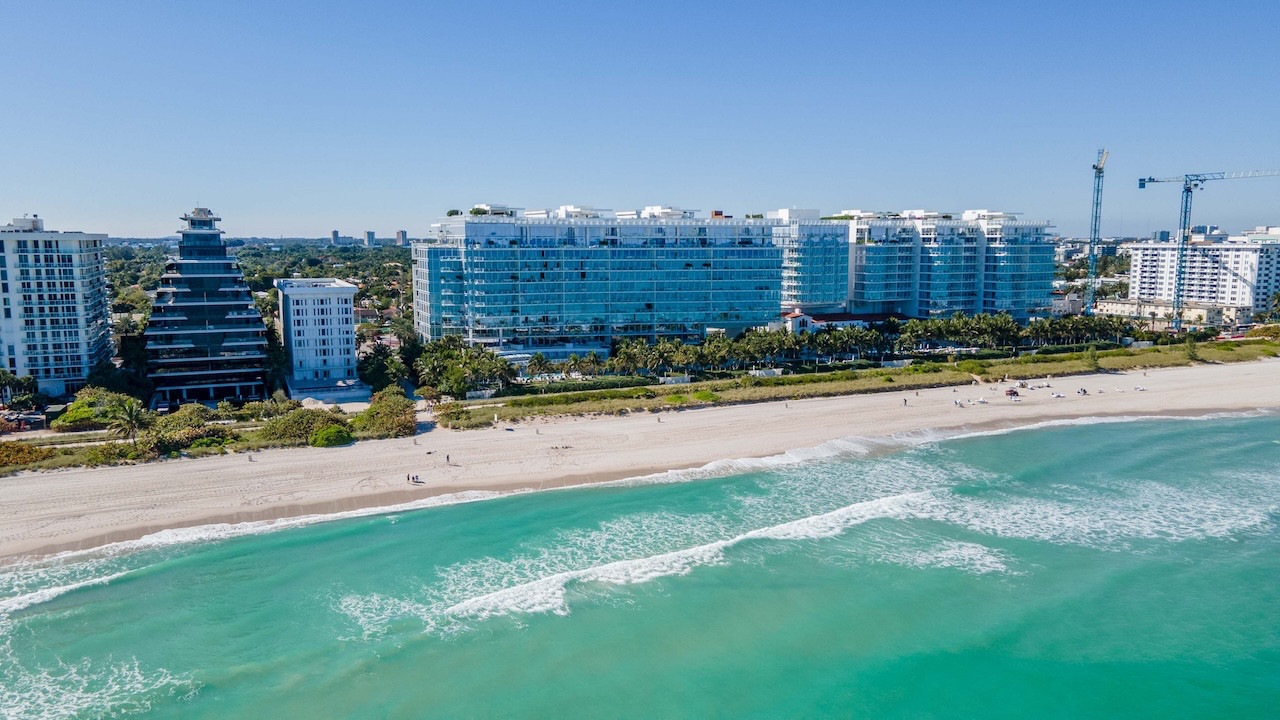 Starbucks'ın eski CEO'su okyanus kenarında lüks ev aldı