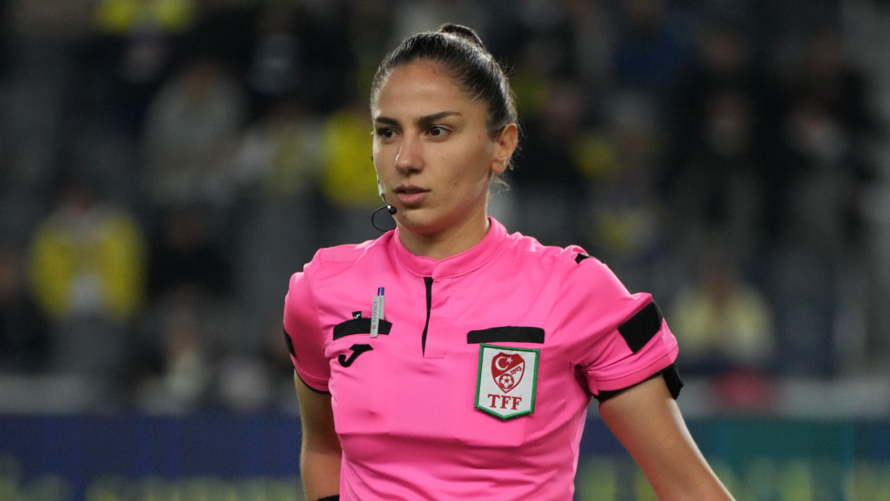Göztepe-Alanyaspor maçında tarihi an: 22 yıl sonra kadın orta hakem