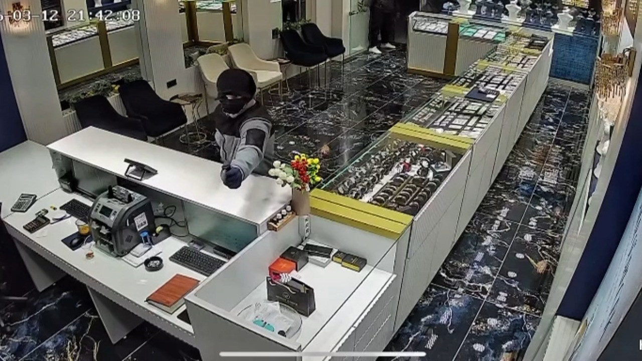 Hırsızları çay kazanıyla durdurmaya çalıştı