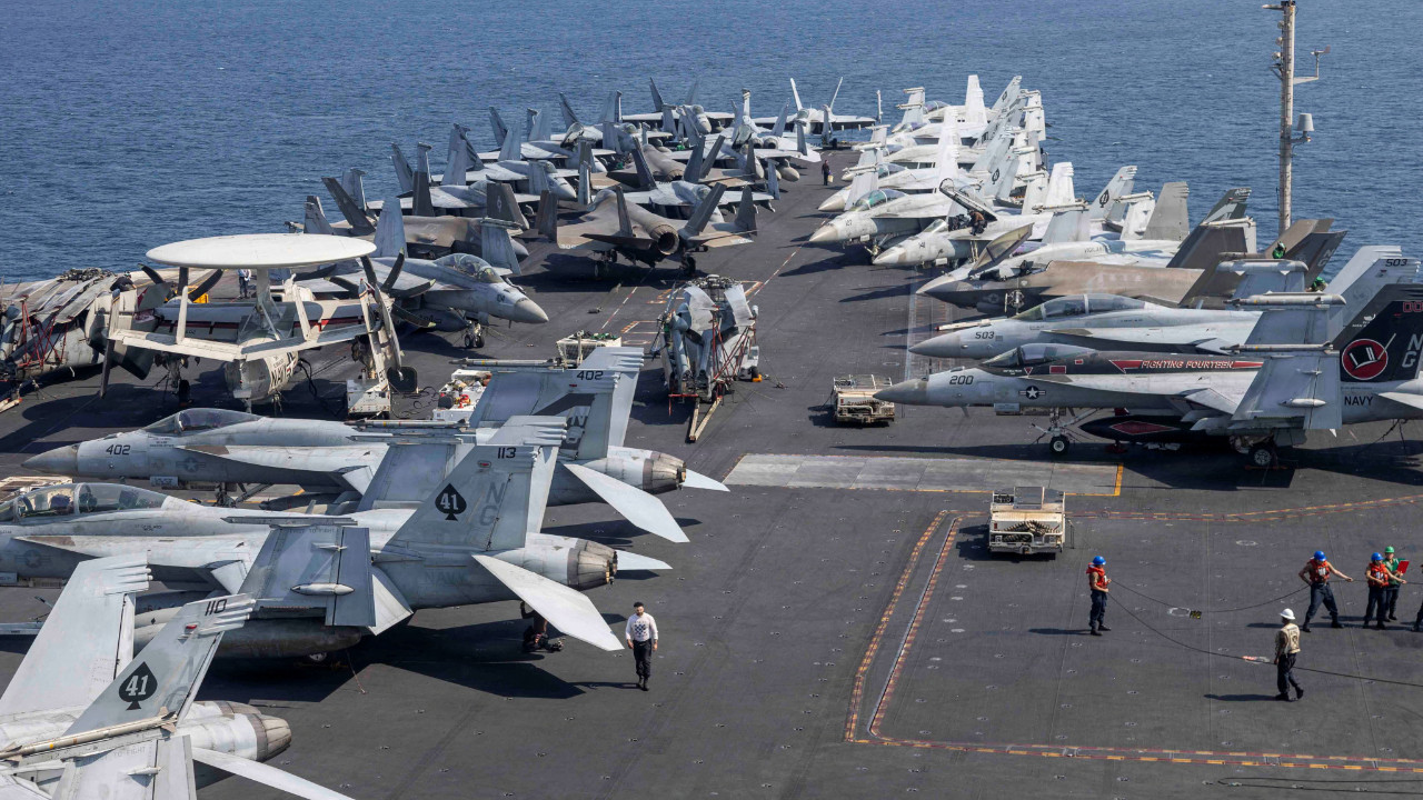 İran: ABD'nin uçak gemisi ağır hasar aldı