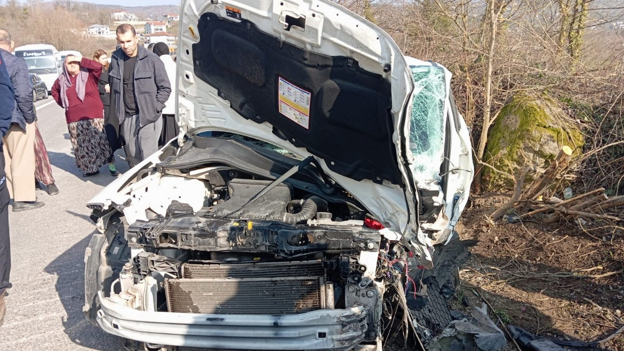 İşçi servisi ile otomobil çarpıştı: Çok sayıda yaralı var