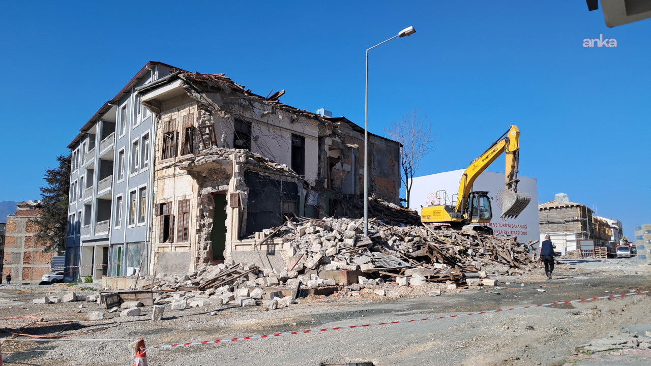 Tarihi mahallede tepki büyüyor: Kepçe sesiyle uyandık, gelişigüzel yıkılmış