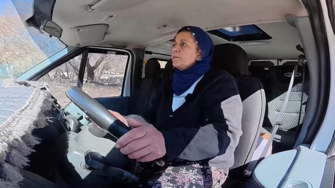 15 yıldır köydeki öğrencileri okullarına ulaştırıyor: 'Kadınların yapamayacağı şey yok'