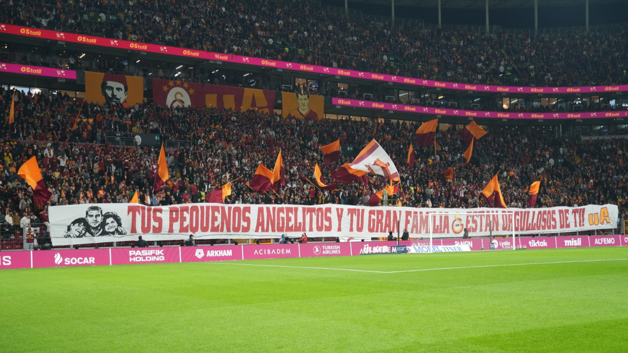 Galatasaray tribünlerinden Lucas Torreira’ya duygusal pankart