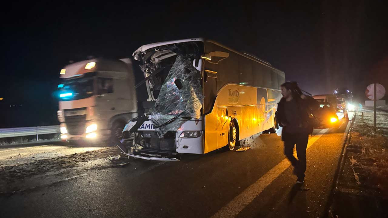 Kızılcahamam'da otobüs çekiciyle çarpıştı
