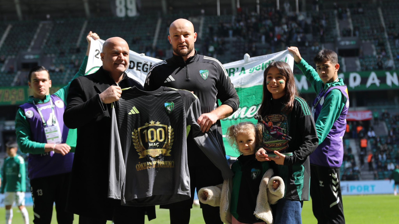 Kocaelispor’un 100 maç barajını geçen kalecilerine plaket