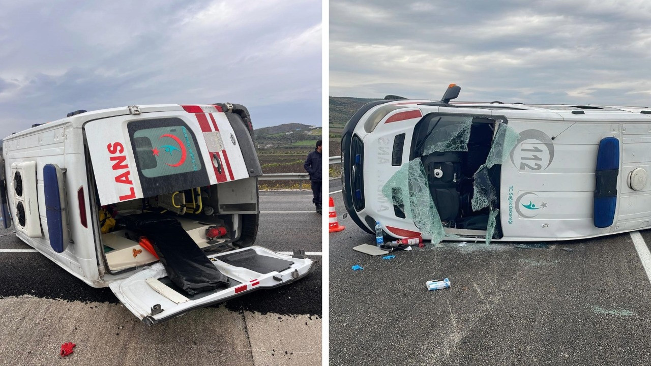 Lastiği patlayan ambulans devrildi: 3 sağlık personeli yaralı