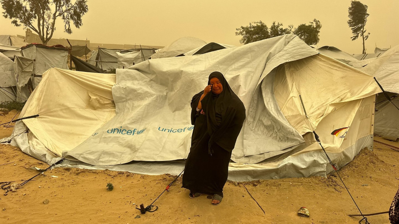 Savaşın ortasında bir de kum fırtınası vurdu