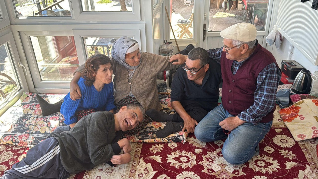 Yaşlı çift 52 yıldır engelli 3 çocuğuna bakıyor