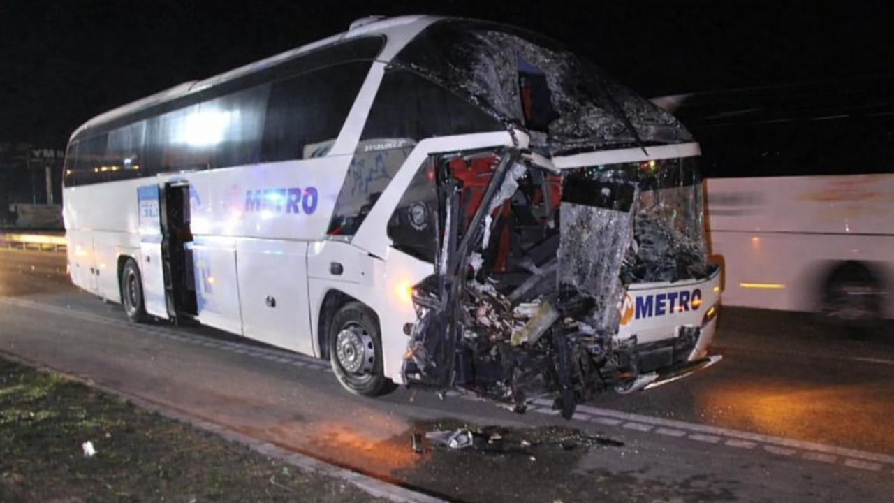 Yolcu otobüsü TIR’a çarptı: 44 yolcudan 11’i yaralandı