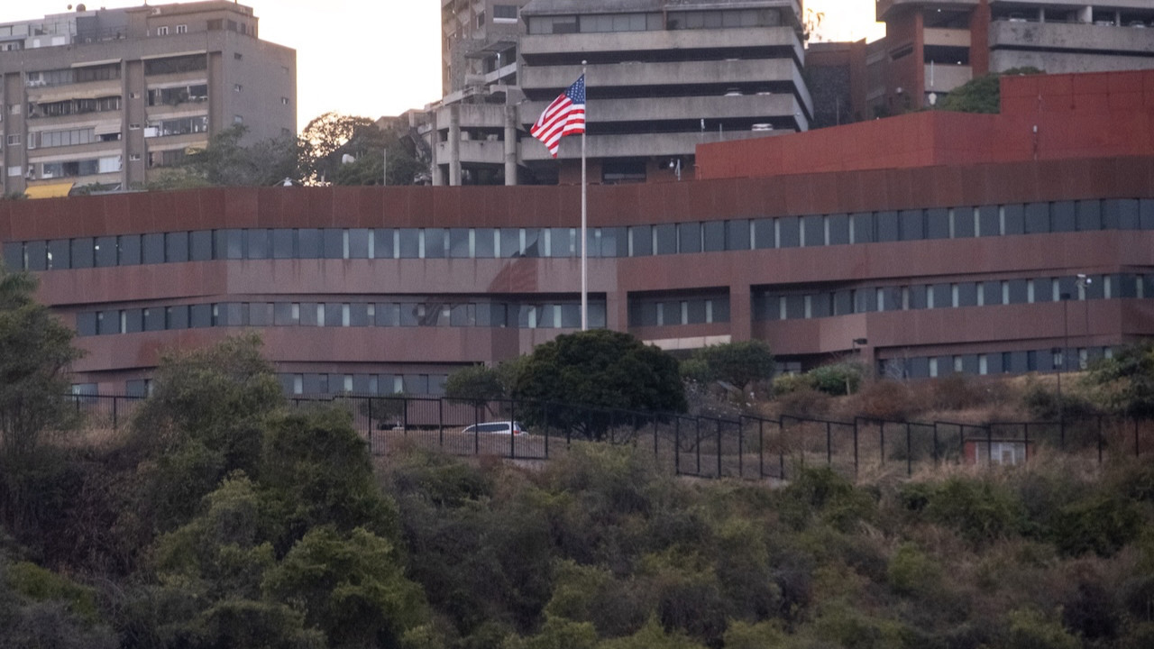 7 yıl sonra ABD bayrağı göndere çekildi