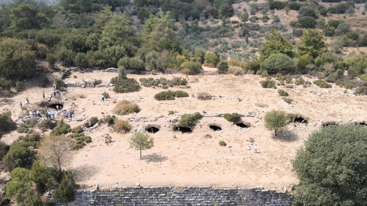 Defineciler talan etti! 2 bin 300 yıllık Amyzon Antik Kenti kazı bekliyor