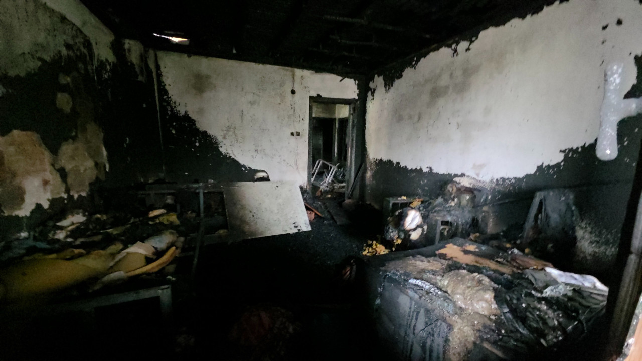 Sahur vakti alevlerin arasında kaldı