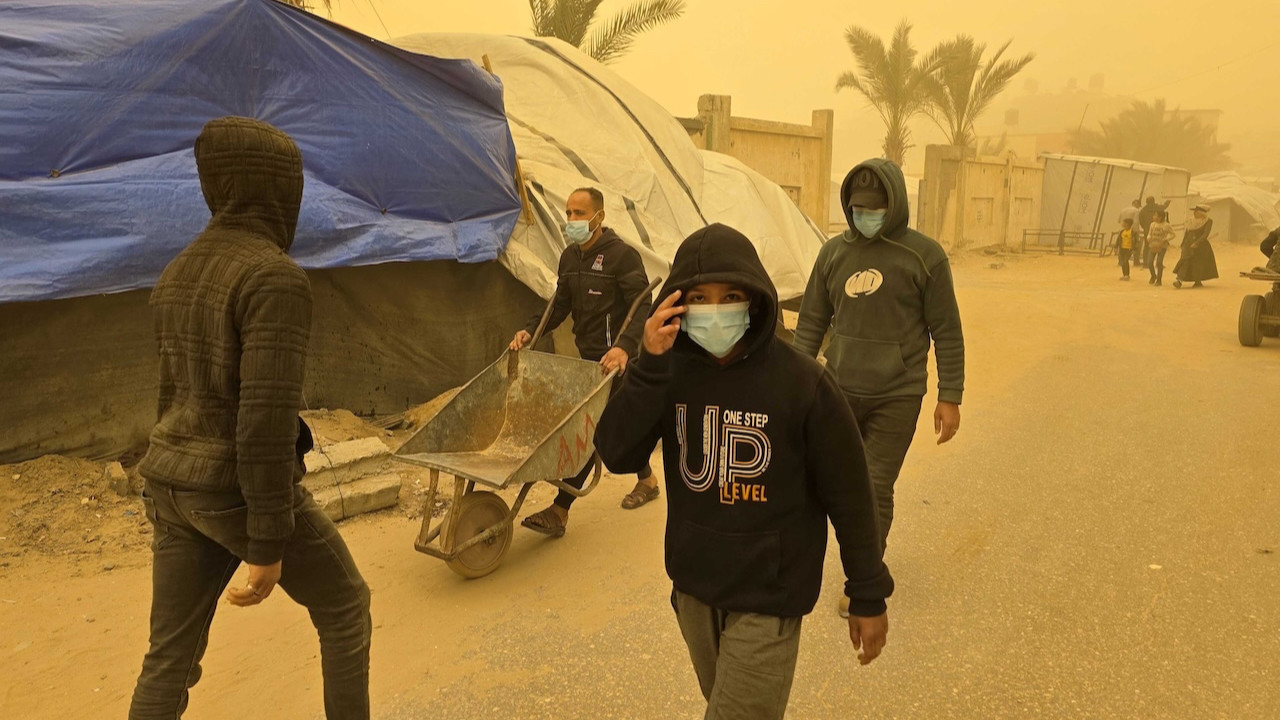 Savaştan kaçan Filistinliler kum fırtınasıyla karşı karşıya kaldı