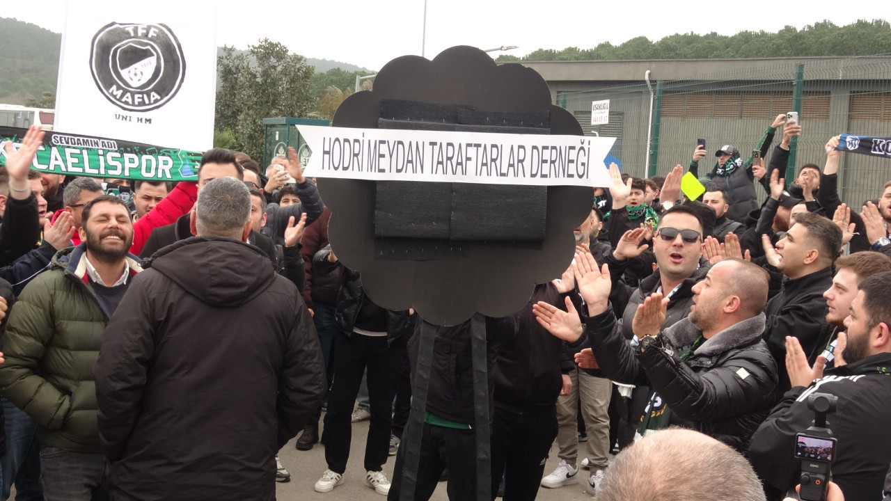 TFF binasına siyah çelenk: "Bir daha şehrimize giremez"