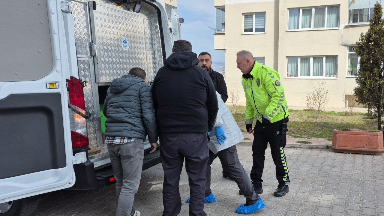 Yalnız yaşadığı evinde ölü bulundu