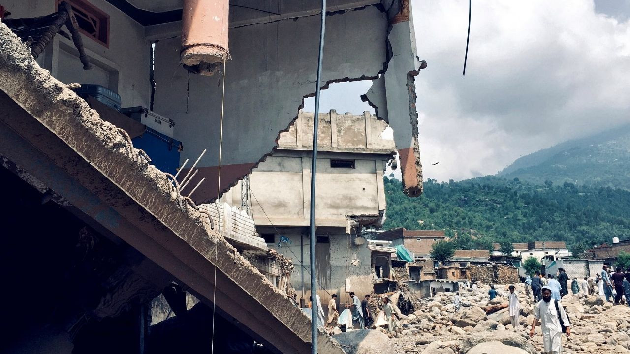 Bayram yardımı için toplandılar, çatı çöktü: Çok sayıda ölü ve yaralı