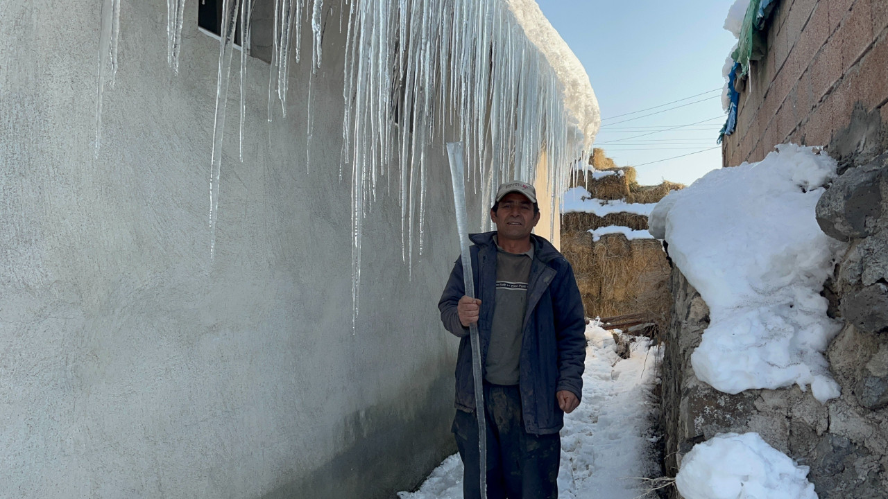 Kars eksi 15'i gördü: Çatılarda 3 metrelik buz sarkıtları oluştu