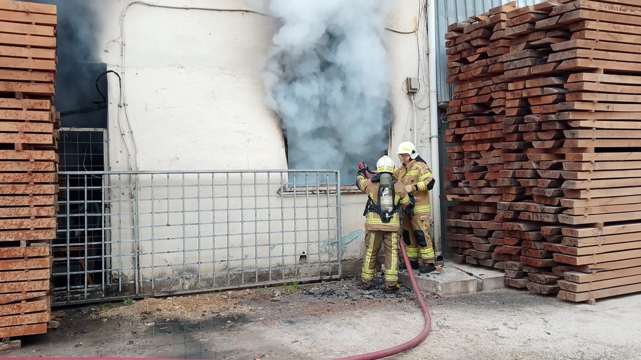 Kereste deposunda yangın: Söndürmeye çalışan iş yeri sahibi yaralandı
