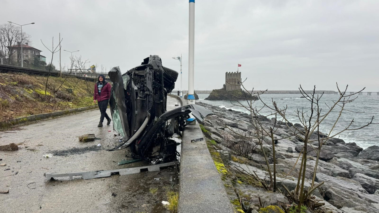 Takla atan otomobil denize uçuyordu: Beton bariyer kurtardı