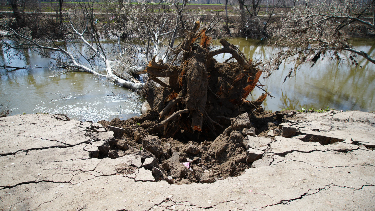 Tunca Nehri kıyısında heyelan