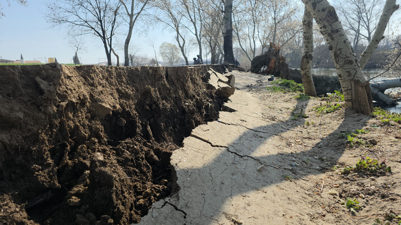 Tunca Nehri kıyısında toprak kayması