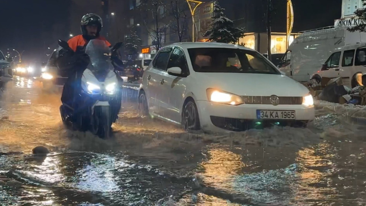 Yüksekova'da caddeler göle döndü, otomobiller adeta suda yüzdü