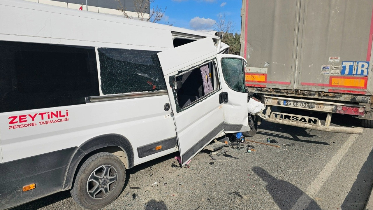İşçi servisi TIR’a çarptı: 1’i ağır 4 yaralı